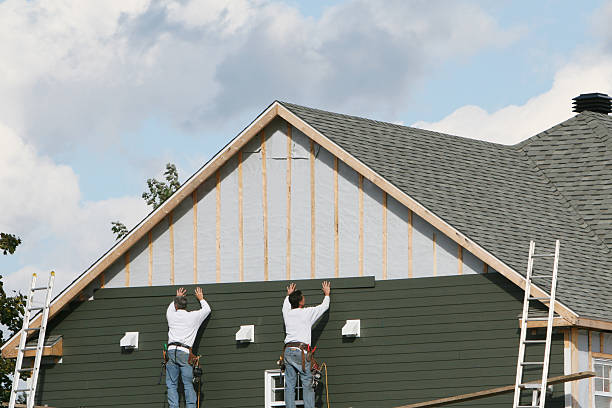 Professional Siding technician working in Bowling Green, VA
